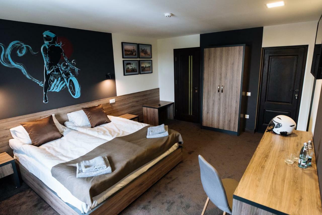 Clubhouse Hotel Ivano Frankivsk Bagian luar foto