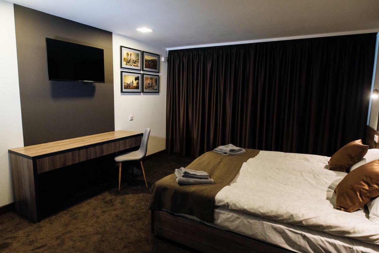 Clubhouse Hotel Ivano Frankivsk Bagian luar foto