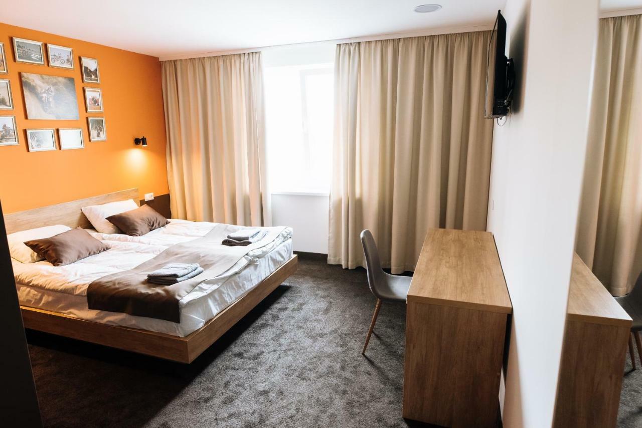 Clubhouse Hotel Ivano Frankivsk Bagian luar foto