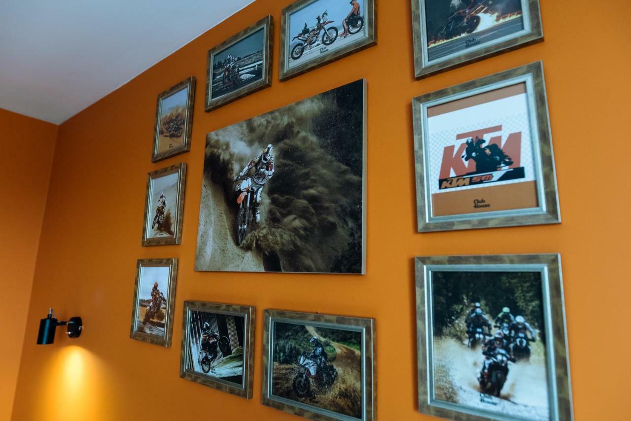 Clubhouse Hotel Ivano Frankivsk Bagian luar foto
