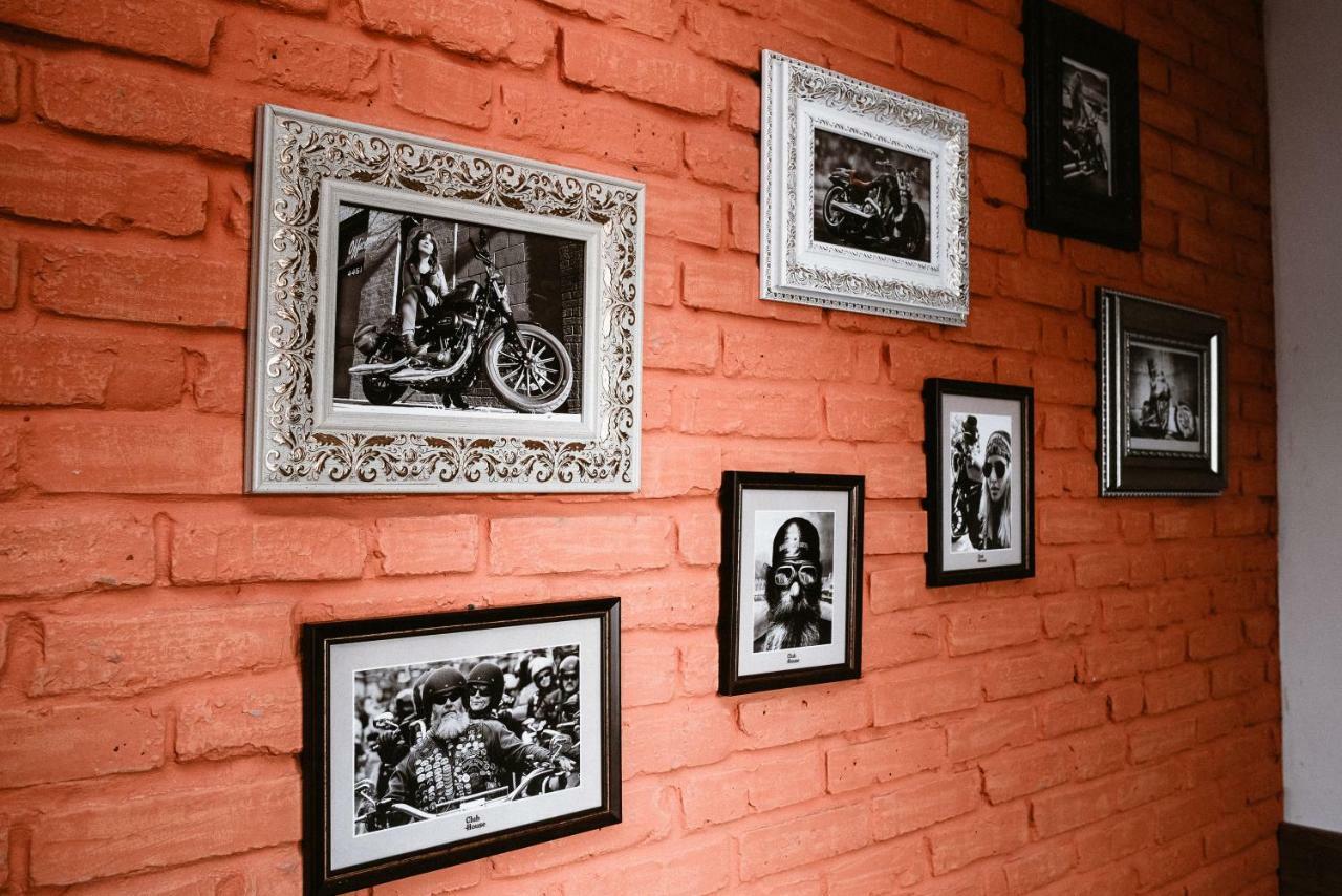 Clubhouse Hotel Ivano Frankivsk Bagian luar foto