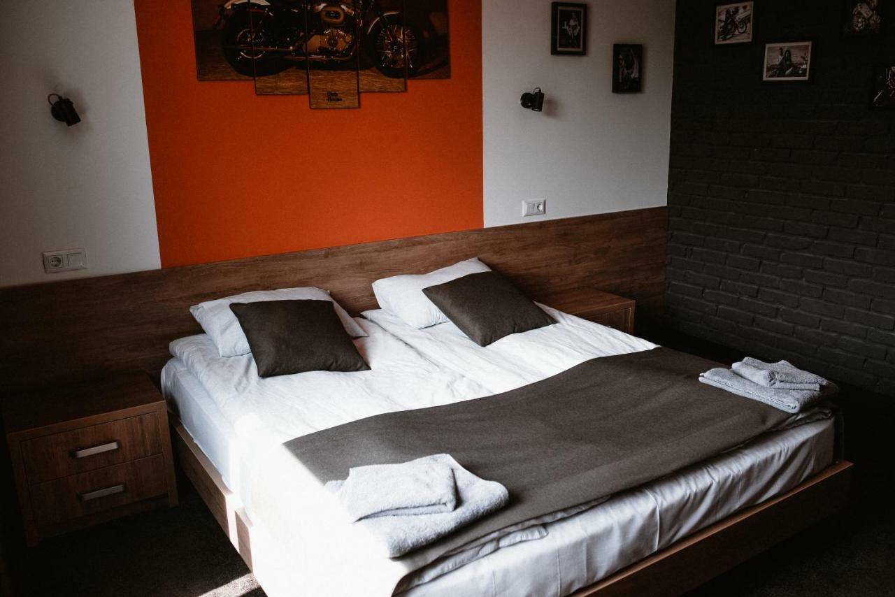 Clubhouse Hotel Ivano Frankivsk Bagian luar foto