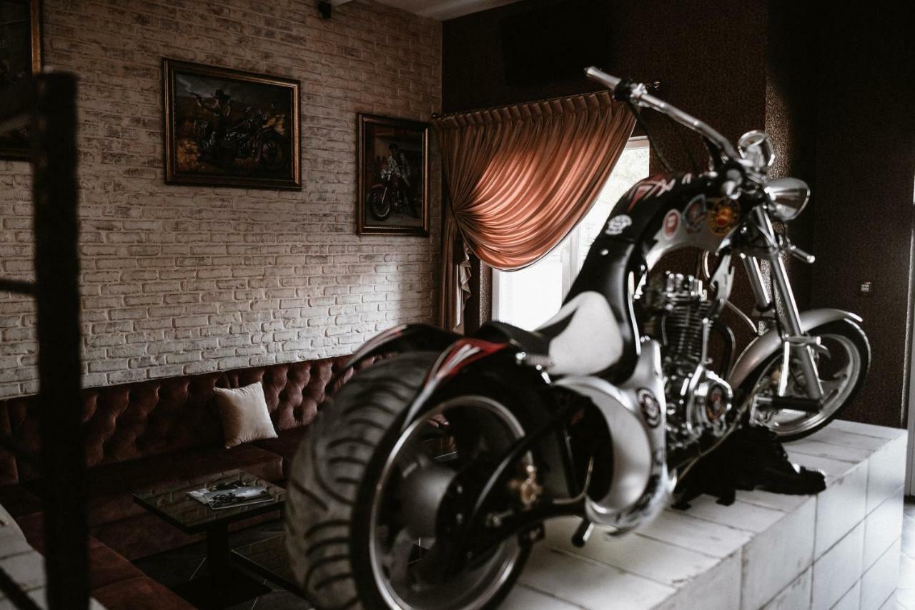 Clubhouse Hotel Ivano Frankivsk Bagian luar foto